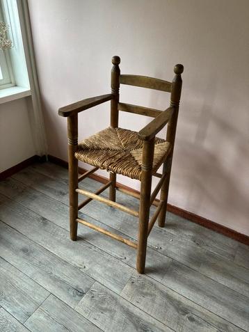 Vintage houten kinderstoeltje met rieten zitting beschikbaar voor biedingen