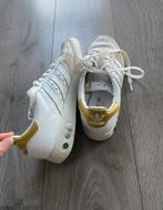 Wit/gouden sneakers - vintage Adidas - maat 42, Kleding | Heren, Schoenen, Ophalen of Verzenden, Gedragen, Wit, Sportschoenen