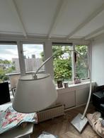 Gebogen lamp wit met marmeren standaard, Huis en Inrichting, Lampen | Vloerlampen, Ophalen, Gebruikt, Metaal, Modern