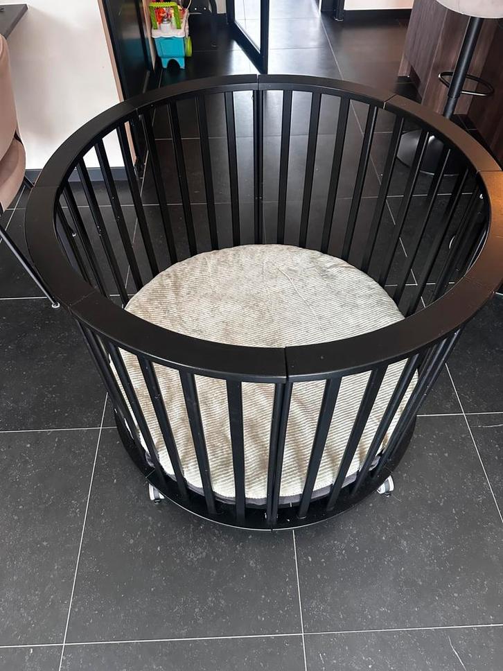 Europe Baby box rond zwart + koeka boxkleed en boxopbergzak, Kinderen en Baby's, Boxen, Zo goed als nieuw, Rond, Boxkleed, Ophalen of Verzenden
