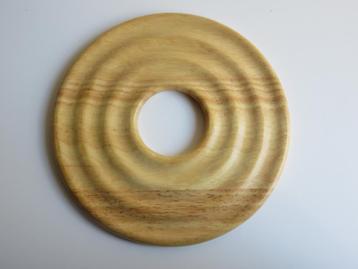 Houten onderzetter voor een pan beschikbaar voor biedingen