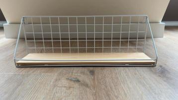 Twee wandplanken beschikbaar voor biedingen