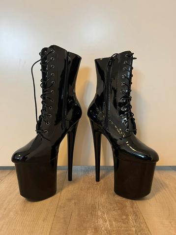 Zwarte shiny laarzen in Pleaser look – maat 40 beschikbaar voor biedingen