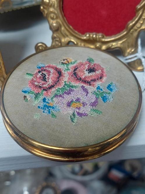 Prachtige oude Brocante Engelse poederdoos met bloem borduur, Antiek en Kunst, Curiosa en Brocante, Ophalen of Verzenden
