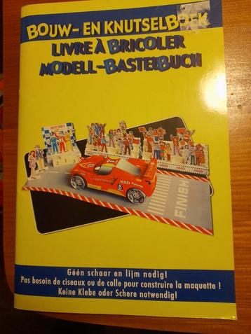 Drie knutsel boeken waar geen schaar of lijm bij nodig is.  beschikbaar voor biedingen