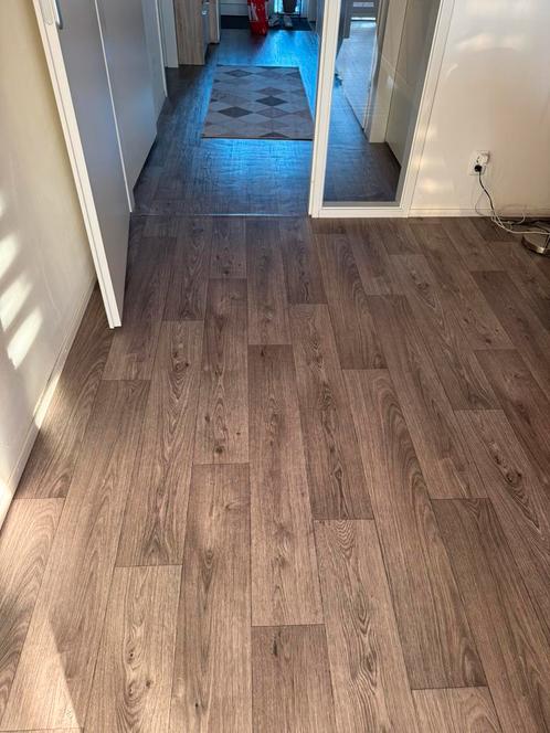 Vinyl vloerbedekking circa 95m2, Huis en Inrichting, Stoffering | Vloerbedekking, Gebruikt, Vinyl, Bruin, 75 m² of meer, Ophalen