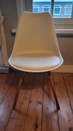 Wit kuipstoeltje met houten poten, Wit, Scandinavisch, Zo goed als nieuw, Eén