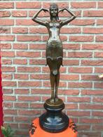 groot bronzen beeld, stijlvolle dame met doek, Ophalen of Verzenden