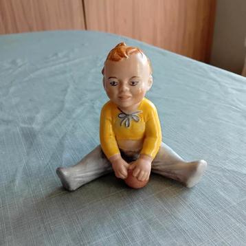 Vintage beeldje peuter met bal  beschikbaar voor biedingen