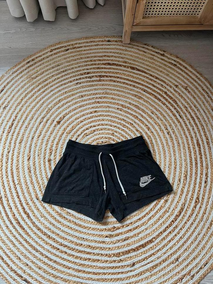 Nike korte joggingbroek short donkergrijs antraciet maat S, Kleding | Dames, Broeken en Pantalons, Gedragen, Maat 36 (S), Grijs