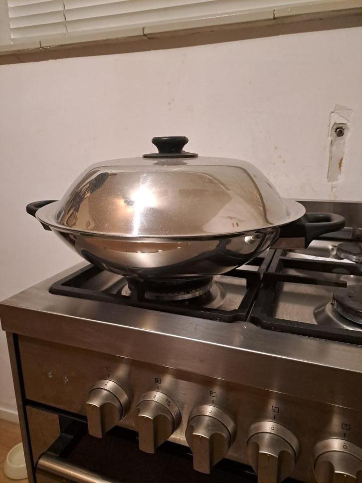 Grote Fissler horeca wok van rvs met deksel, Huis en Inrichting, Keuken | Potten en Pannen, Gebruikt, Wok, Rvs, Ophalen