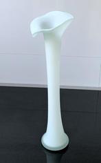 Artistieke VAAS glas melkwit 40 cm, Wit, Ophalen of Verzenden, Minder dan 50 cm, Glas