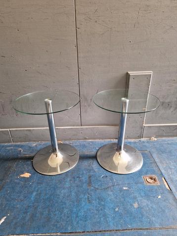 Twee design bijzettafels met glazen blad beschikbaar voor biedingen