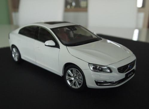 1:18 Paudi Volvo S60 - S60L T5, Kleur: Wit, Hobby en Vrije tijd, Modelauto's | 1:18, Nieuw, Auto, Overige merken, Ophalen of Verzenden