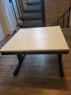 Masieve en hele stevige salontafel. In goed conditie, Ophalen, Minder dan 50 cm, Salontafel. Met massieve donker eiken houten poten. Vierkant