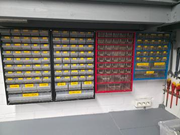 Assortiment Kasten met bakjes beschikbaar voor biedingen