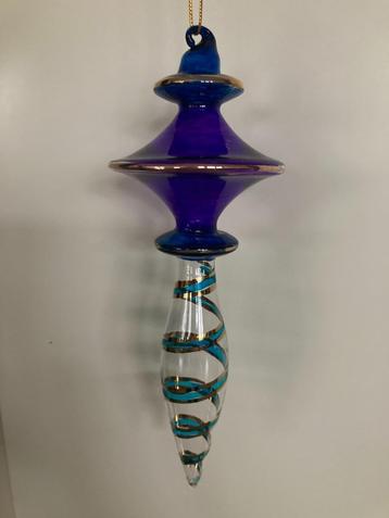 Twee verschillende decoratieve glazen kersthangers beschikbaar voor biedingen