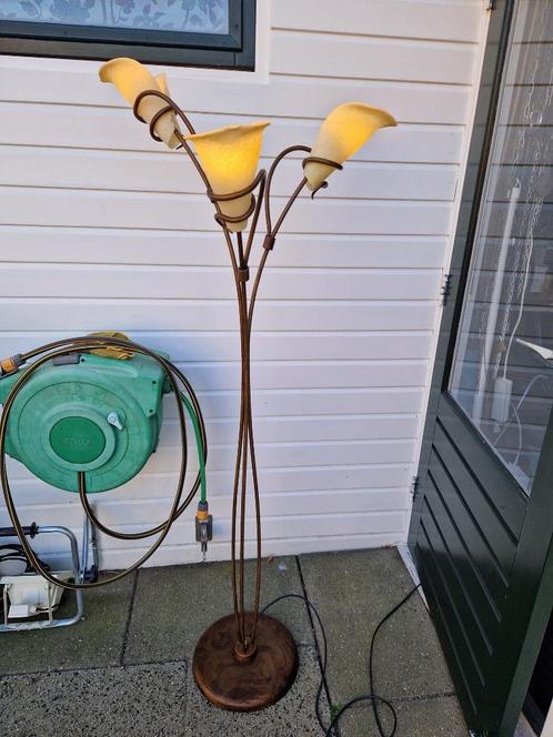 Bruin brocante staande vloerlamp, Aronskelk melkwitte kapje., Antiek en Kunst, Antiek | Lampen, Ophalen of Verzenden
