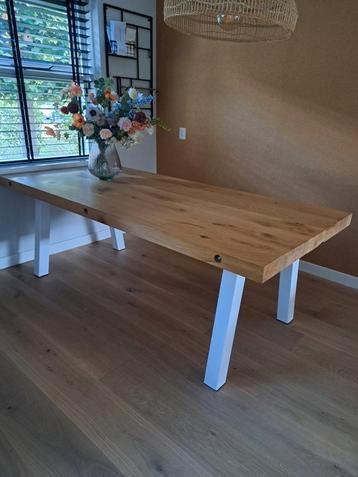 Massief eiken (zware) eettafel met witte stalen poten beschikbaar voor biedingen