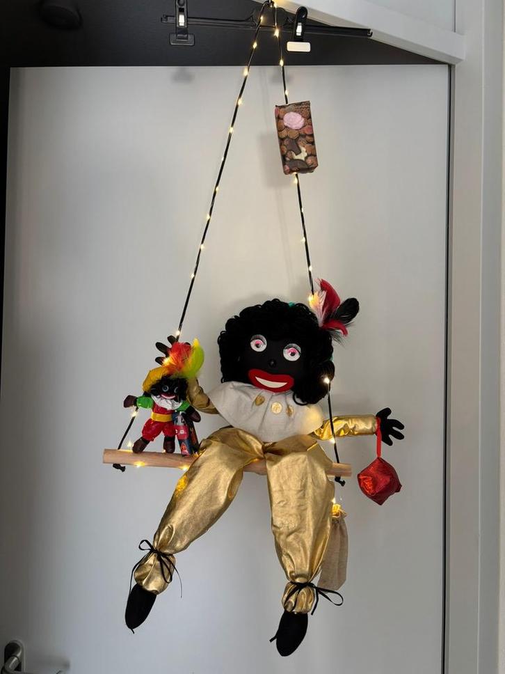 Zwarte piet op schommel met verlichting, Diversen, Sinterklaas, Gebruikt, Ophalen of Verzenden