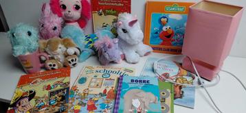 Leuke verzameling: speelgoed, boekjes, knuffels & lampje beschikbaar voor biedingen