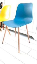 Blauwe stoel met houten poten, Ophalen, Kunststof, Gebruikt, Twee