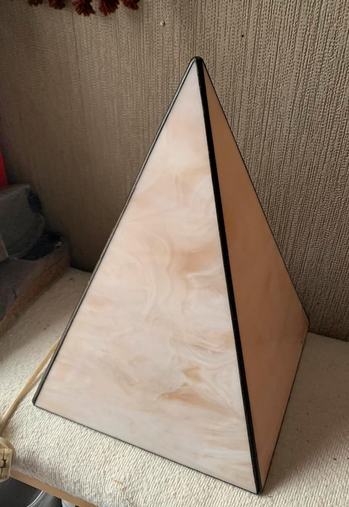 Piramide tafellamp glas in lood stijl, Huis en Inrichting, Lampen | Tafellampen, Zo goed als nieuw, Minder dan 50 cm, Glas, Ophalen of Verzenden