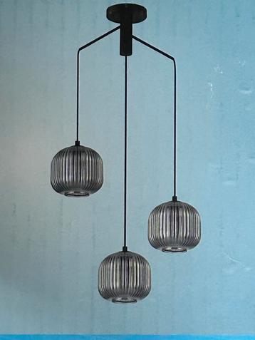Moderne hanglamp met 3 glazen kappen beschikbaar voor biedingen