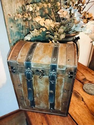 Mooie leuke houten hogere brocante kist
Flessen kist beschikbaar voor biedingen