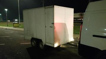 gesloten aanhangwagen  beschikbaar voor biedingen
