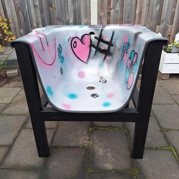 Unieke Stoel van Badkuip en Hout - grafittistijl beschikbaar voor biedingen