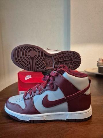 Nike Dunk High Dark Beetroot, maat euro 39, og en ongedragen beschikbaar voor biedingen