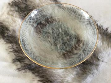 Traktatie schaal met vergulde randje en bloemmotief beschikbaar voor biedingen