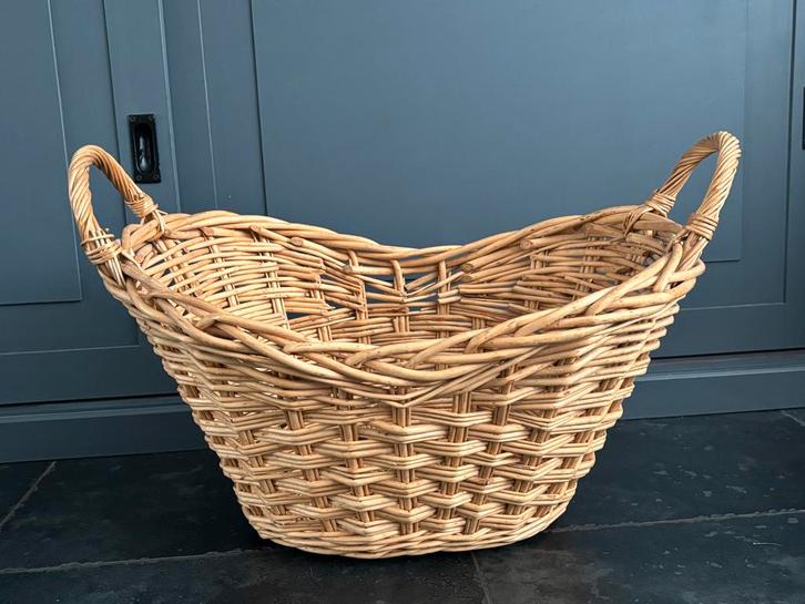 Grote rieten mand met handvatten kerstgeschenk/speelgoed, Huis en Inrichting, Woonaccessoires | Schalen en Manden, Zo goed als nieuw