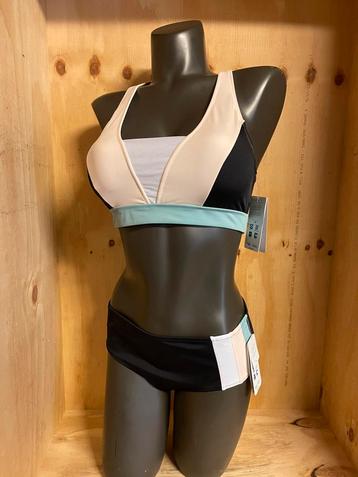 Roxy bikini maat xs en  L model kvjo beschikbaar voor biedingen