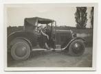 twee zits auto oldtimer vrouw met muts foto, Verzamelen, Foto's en Prenten, Foto, Ophalen of Verzenden, Zo goed als nieuw, Voor 1940