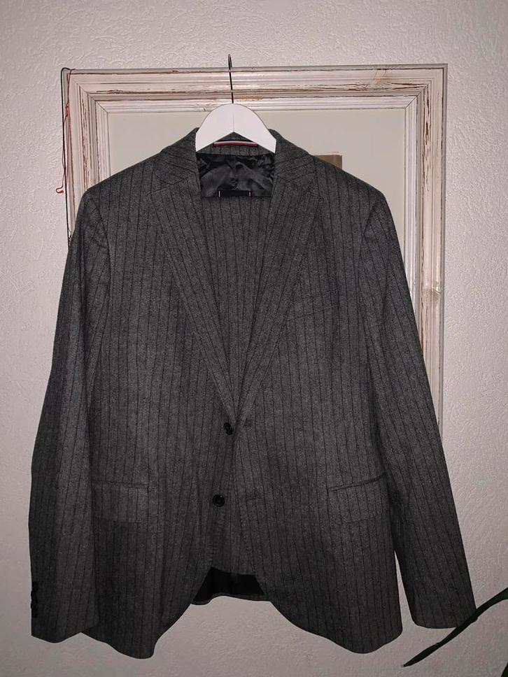 Tommy Hilfiger Slim Fit Kostuum Maat 52, Kleding | Heren, Kostuums en Colberts, Zo goed als nieuw, Maat 52/54 (L), Grijs, Ophalen of Verzenden
