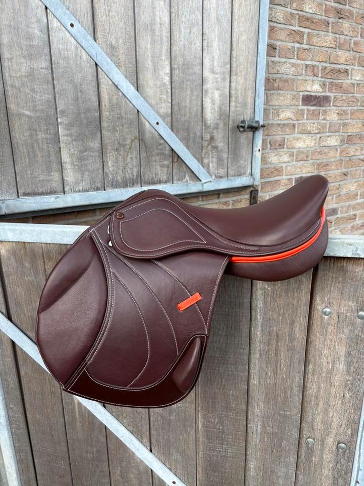 Cavallure jump springzadel 17,5 inch, Dieren en Toebehoren, Paarden en Pony's | Zadels, Nieuw, Springen, Ophalen of Verzenden