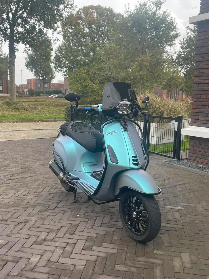 Vespa 2022 iget e5 full option, Fietsen en Brommers, Scooters | Vespa, Zo goed als nieuw, Vespa S, Benzine, Ophalen