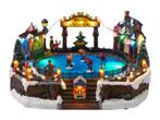 Kerstdorp met ijsbaan, verlichting en bewegende figuurtjes., Diversen, Ophalen of Verzenden