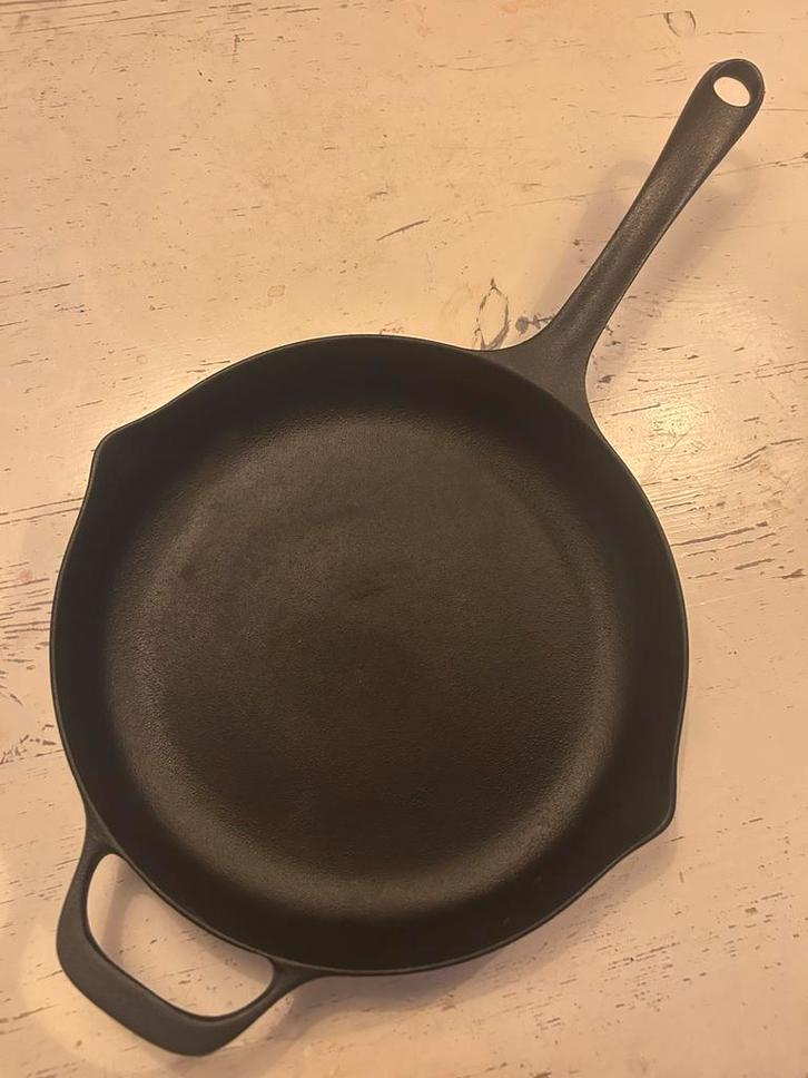 IKEA Gietijzeren Koekenpan 28 cm, Huis en Inrichting, Keuken | Potten en Pannen, Zo goed als nieuw, Koekenpan of Braadpan, Gietijzer