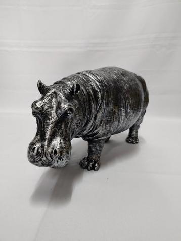 Nijlpaard zilver gekleurd. Hippopotamus originele kleuren. beschikbaar voor biedingen
