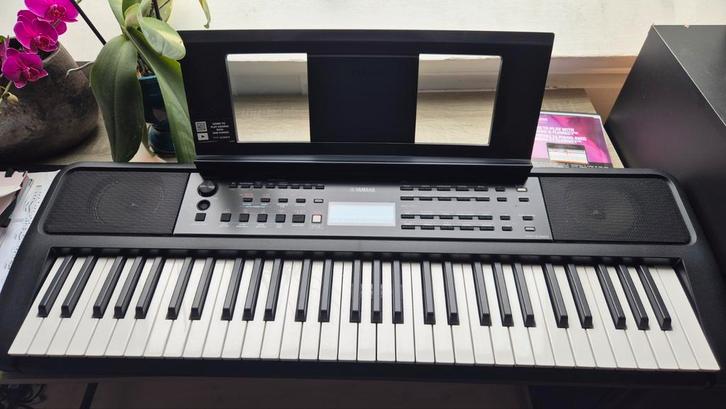 Yamaha PSR-E383 Keyboard+Keyboardstandaard+Sustainpedaal, Muziek en Instrumenten, Keyboards, Zo goed als nieuw, 61 toetsen, Yamaha