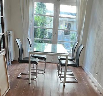 Gratis eetkamertafel met 4 stoelen