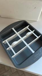 Wilton bakvorm 20x20x4cm met rooster voor vierkantjes, Ophalen of Verzenden, Zo goed als nieuw