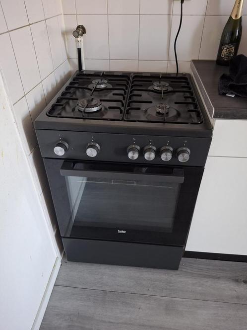Beko gasfornuis (zwart), Witgoed en Apparatuur, Fornuizen, Zo goed als nieuw, Vrijstaand, Gas, 4 kookzones, 85 tot 90 cm, 45 tot 60 cm