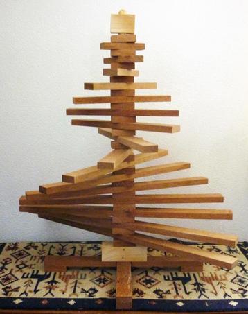 handige houten mini-kerstboom van Azobe hardhout beschikbaar voor biedingen