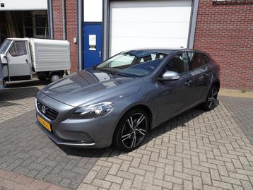 Volvo V40 2.0 T2 R-Design Trekhaak l Stoelverwarming l NAV beschikbaar voor biedingen