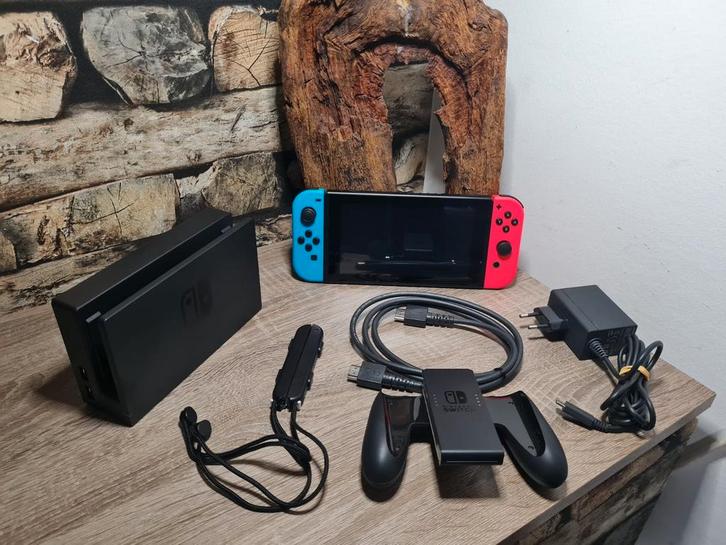 Compleet Nintendo Switch V2 met toebehoren, Spelcomputers en Games, Games | Nintendo Switch, Gebruikt, Overige genres, 1 speler