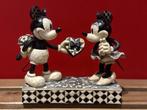 Disney Traditions showcase Jim Shore Mickey en Minnie, Verzamelen, Disney, Ophalen of Verzenden, Mickey Mouse, Zo goed als nieuw